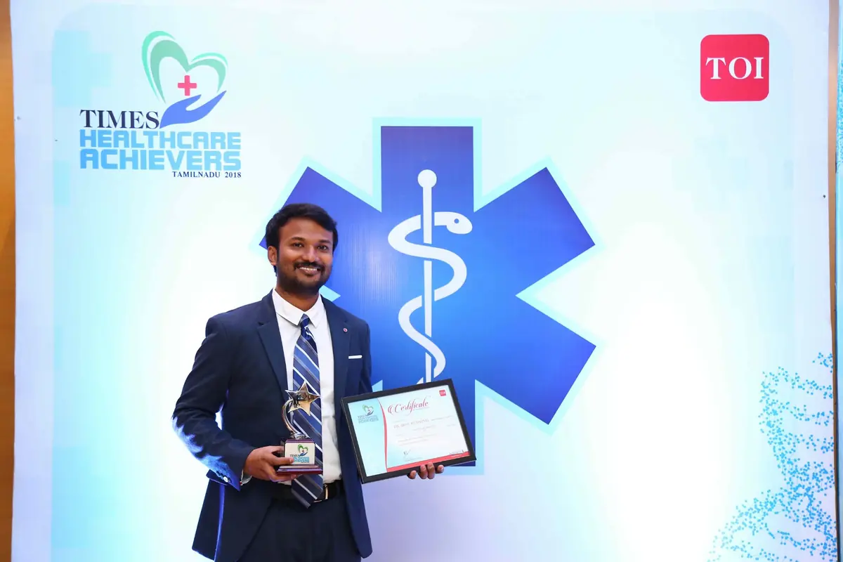 Dr. Arun Muthuvel with his award at Times Healthcare Achievers Tamil Nadu 2018
